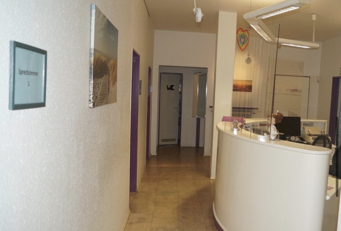 Korridor mit Sprechzimmer 1 und Blick zur Anmeldung