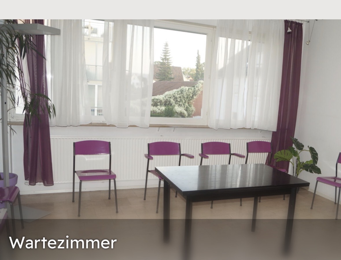 Helles Wartezimmer mit Fensterfront